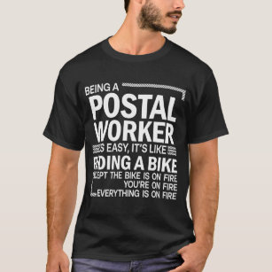 Ein Postarbeiter zu sein, der so einfach ist wie e T-Shirt