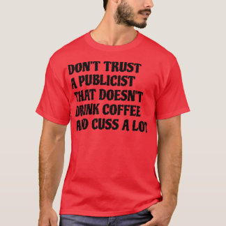 Ein Publikum, der Kaffee trinkt, treibt viel T-Shirt