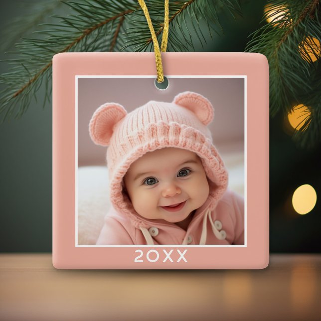 Ein quadratisches Foto plus Jahr - minimales Koral Keramikornament (Cute and Modern, Minimalist Ornament for a Baby Girl. Add Your Photo!)