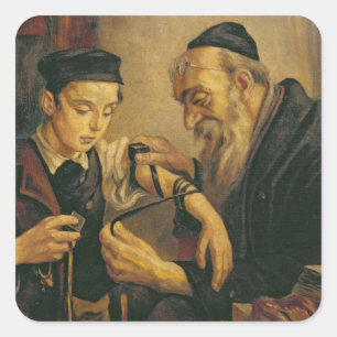Ein Rabbi, der die Phylakterien an den Arm eines J Quadratischer Aufkleber