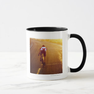 Ein Radfahrer auf Straßenfahrrad nahe Great Salt Tasse