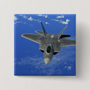 Ein Raubvogel der US-Luftwaffe-F-22 im Flug nahe Button