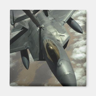 Ein Raubvogel der US-Luftwaffe-F-22 wird durch Magnet