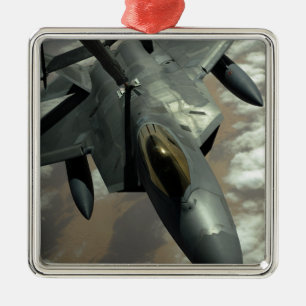 Ein Raubvogel der US-Luftwaffe-F-22 wird durch Ornament Aus Metall