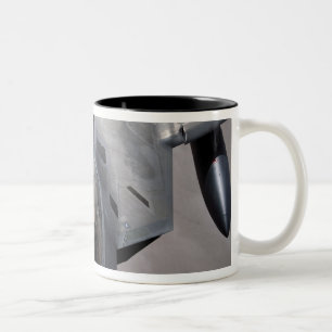 Ein Raubvogel der US-Luftwaffe-F-22 wird wieder Zweifarbige Tasse