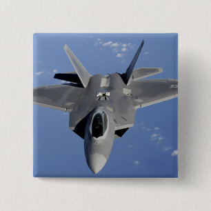 Ein Raubvogel F-22 bewegt sich in Position, um F2 Button