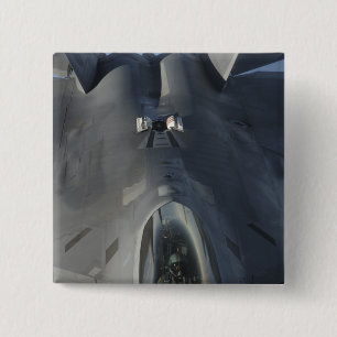 Ein Raubvogel F-22 bewegt sich in Position, um f Button