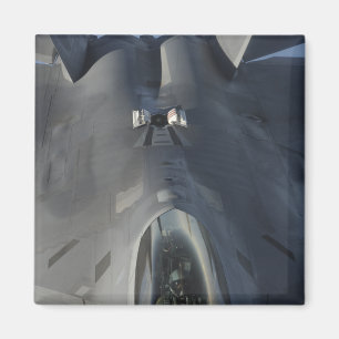 Ein Raubvogel F-22 bewegt sich in Position, um f Magnet