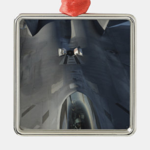 Ein Raubvogel F-22 bewegt sich in Position, um f Silbernes Ornament