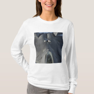 Ein Raubvogel F-22 bewegt sich in Position, um f T-Shirt