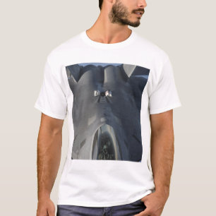 Ein Raubvogel F-22 bewegt sich in Position, um f T-Shirt