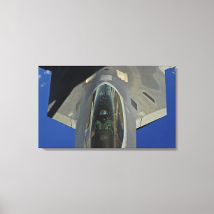Ein Raubvogel F-22 empfängt Brennstoff von einem Leinwanddruck