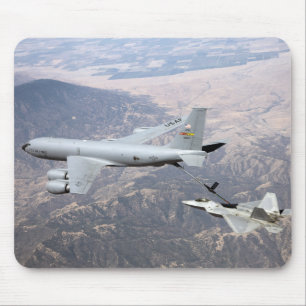 Ein Raubvogel F-22 empfängt Brennstoff von einem Mousepad