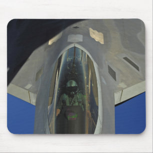 Ein Raubvogel F-22 empfängt Brennstoff von einem Mousepad