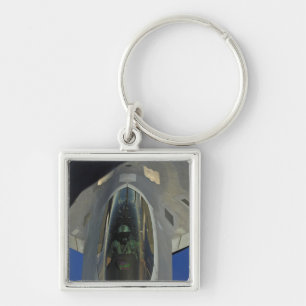 Ein Raubvogel F-22 empfängt Brennstoff von einem Schlüsselanhänger