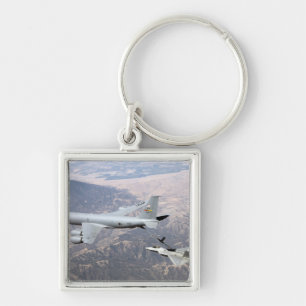 Ein Raubvogel F-22 empfängt Brennstoff von einem Schlüsselanhänger