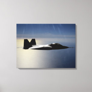 Ein Raubvogel F/A-22 fliegt eine Leinwanddruck