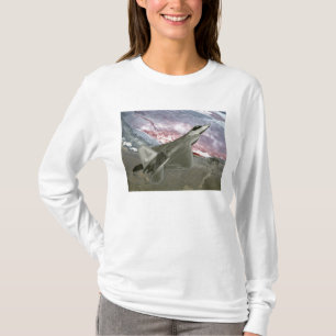 Ein Raubvogel F/A-22 fliegt eine T-Shirt