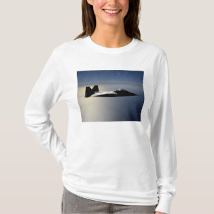Ein Raubvogel F/A-22 fliegt eine T-Shirt