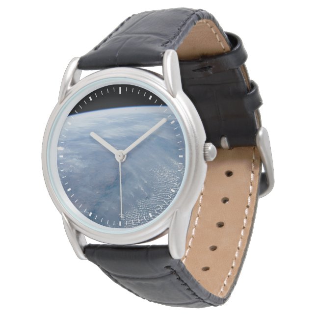 Ein Rauchzug über das tropische Südafrika. Armbanduhr (Schrägansicht)