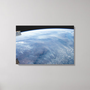 Ein Rauchzug über das tropische Südafrika. Leinwanddruck