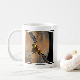 Ein Raumfahrzeug, das Mars umkreist. Kaffeetasse