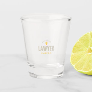 Ein Rechtsanwalt hat sich zurückgezogen Schnapsglas