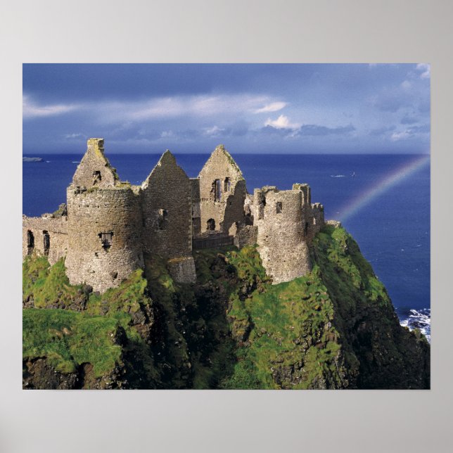 Ein Regenbogen trifft auf das mittelalterliche Dun Poster (Vorne)