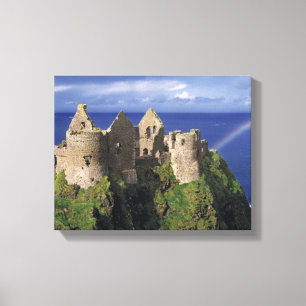 Ein Regenbogen trifft das mittelalterliche Dunluce Leinwanddruck