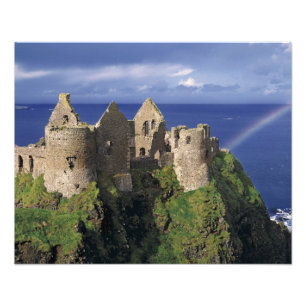 Ein Regenbogen trifft die mittelalterliche Burg Du Fotodruck