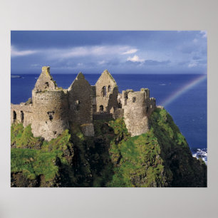 Ein Regenbogen trifft die mittelalterliche Burg Du Poster