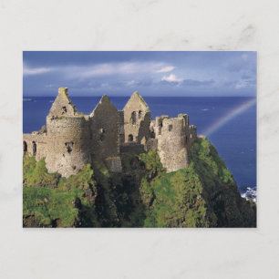 Ein Regenbogen trifft die mittelalterliche Burg Du Postkarte