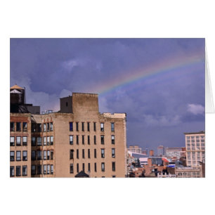 Ein Regenbogen über East River NYCS nach einem