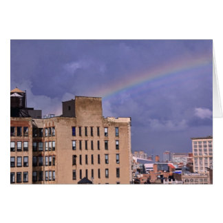 Ein Regenbogen über East River NYCS nach einem