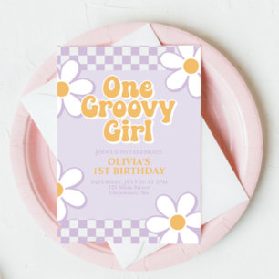 Ein Retro-Mädchen mit lila Gänseblümchen im Groovy Einladung