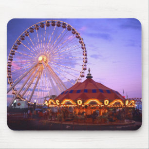 Ein Riesenrad und Karussell am Navy Pier in Mousepad
