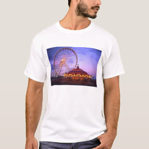 Ein Riesenrad und Karussell am Navy Pier in T-Shirt