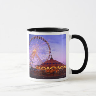 Ein Riesenrad und Karussell am Navy Pier in Tasse