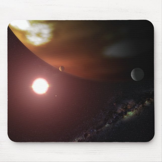 Ein riesiger Planet, der einen roten Zwergstar umk Mousepad (Vorne)