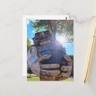 Ein riesiger Troll hält einen Baum hoch Postkarte