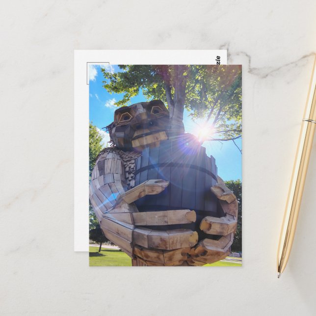 Ein riesiger Troll hält einen Baum hoch Postkarte (Vorderseite/Rückseite Beispiel)