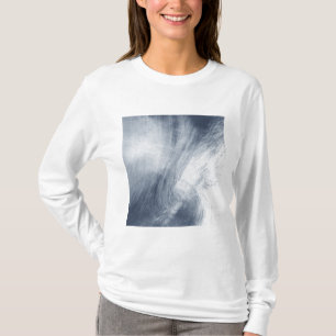 Ein riesiger Whirlpool, der Wirbel über dem Meer b T-Shirt