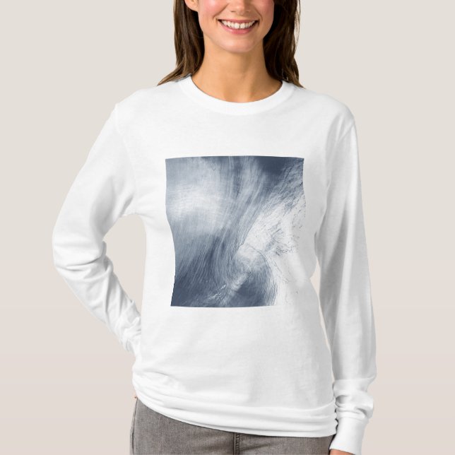 Ein riesiger Whirlpool, der Wirbel über dem Meer b T-Shirt (Vorderseite)