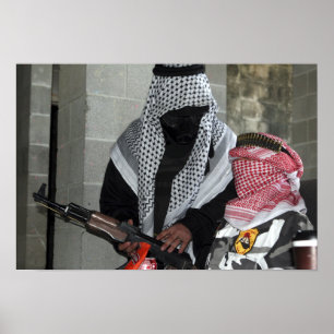 Ein Rollenspielfeind, der einen Dummy abrüstet Poster