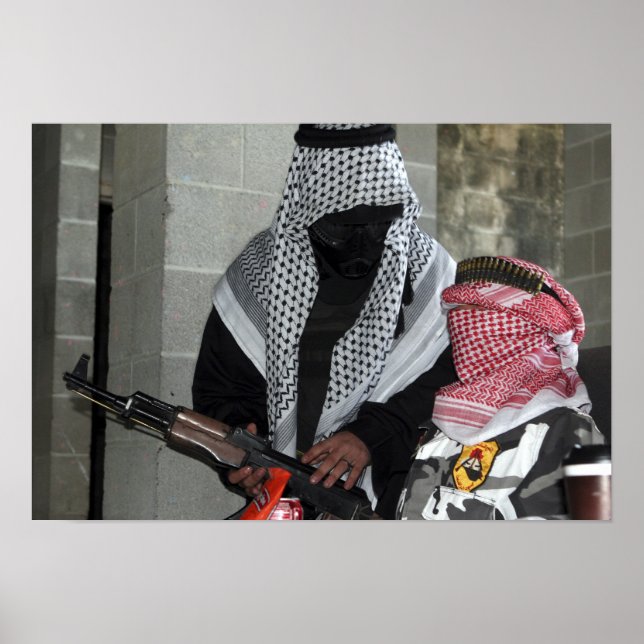 Ein Rollenspielfeind, der einen Dummy abrüstet Poster (Vorne)