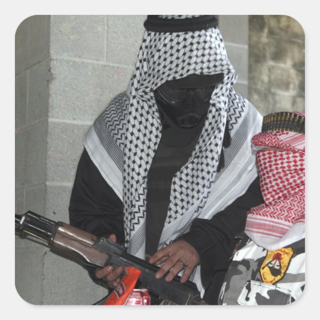 Ein Rollenspielfeind, der einen Dummy abrüstet Quadratischer Aufkleber (Vorderseite)