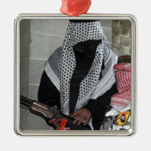 Ein Rollenspielfeind, der einen Dummy abrüstet Silbernes Ornament