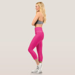 ein rosa Hintergrund mit schwarzem Rand Capri Leggings<br><div class="desc">Das Design ist ein großes blaues Quadrat,  das ein heller und klarer Himmel zu sein scheint. Die Farbe des Himmels ist ein tiefer Blau,  der ihm ein lebendiges und lebendiges Aussehen verleiht.</div>