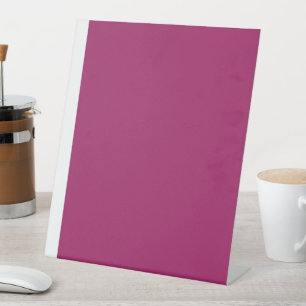 ein rosa Hintergrund mit weißem Rand Sockelschild