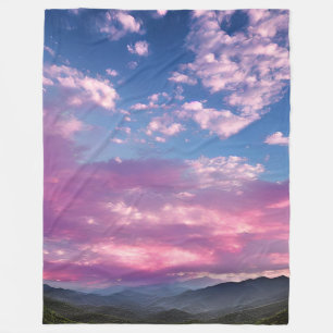 Ein rosa leuchtender Sonnenaufgang Fleecedecke